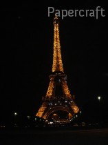 Skutečná věž Gustava Eiffela v noci.